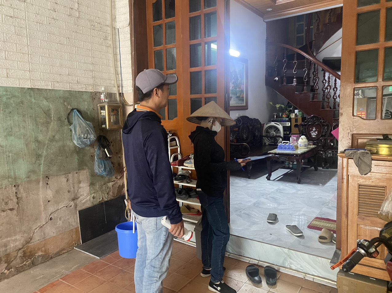 Ra quân tổng dọn vệ sinh môi trường, thu gom phế liệu, thả cá diệt loăng quăng bọ gậy trên địa bàn thôn Mới, xã Cao Dương lần 2